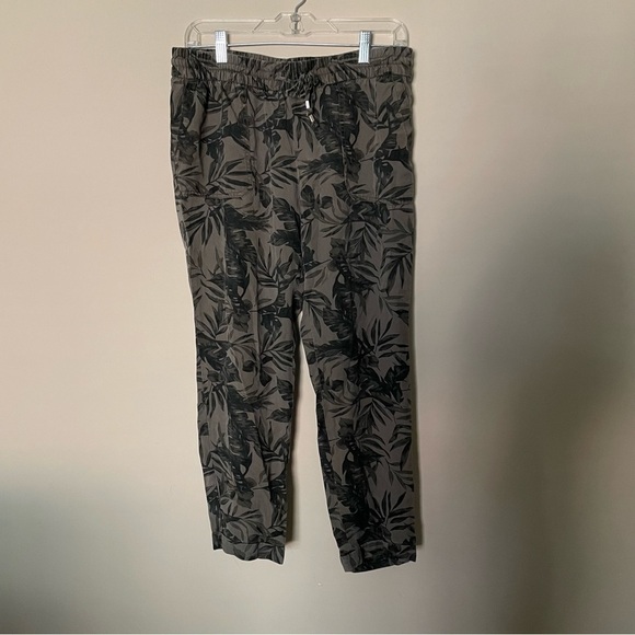 Old Navy Green Leaf Soft Tencel Olive Leaf Printed Pull On Pants - Picture 2 of 10